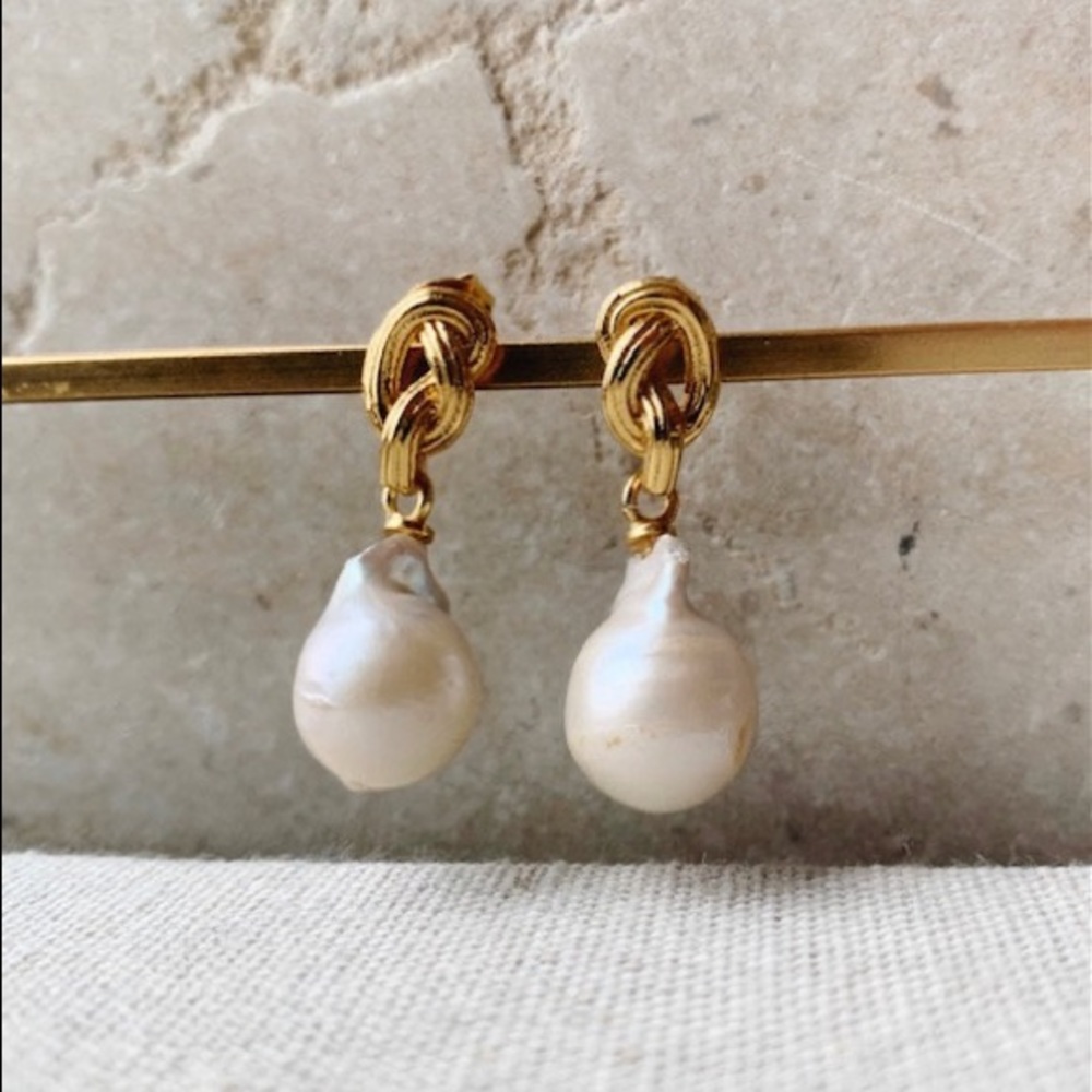 New in Box Shyla London Synthea Pearl Earrings